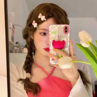 小鬼头上的女人